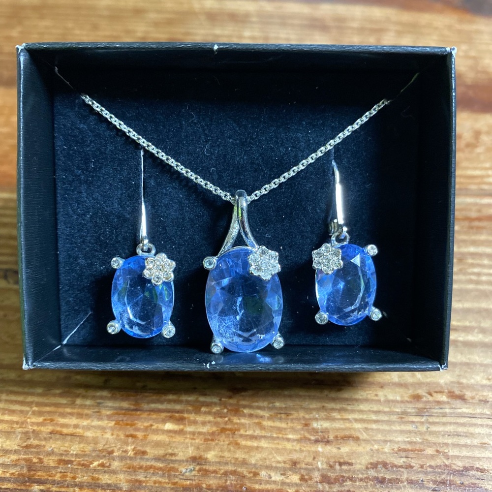 BEAUTIFUL COSTUME NECKLACE AND EARRINGS